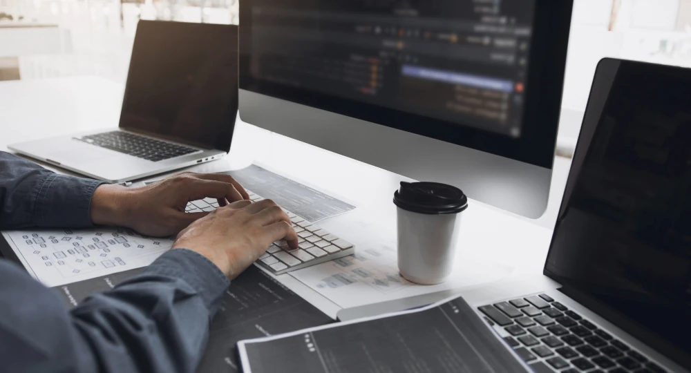 Detail na tři počítače. Práce na webových stránkách.